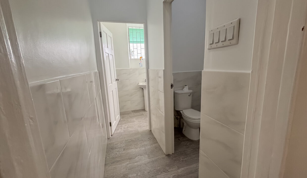 15 - Belleville unit a - top floor - bathrooms