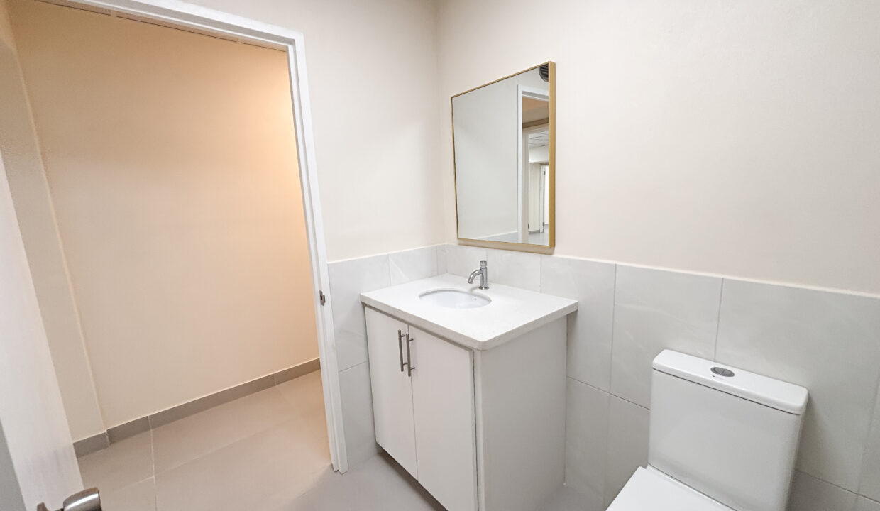 5 - Suite 2 - Mainroom - bathroom 2