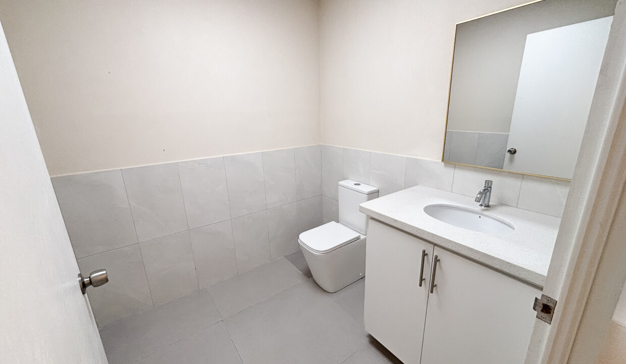 6 - Suite 2 - Mainroom - bathroom 2
